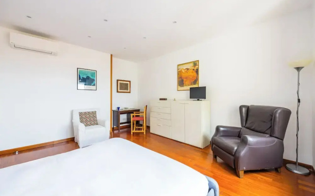 Colonna Classic Style Apartment