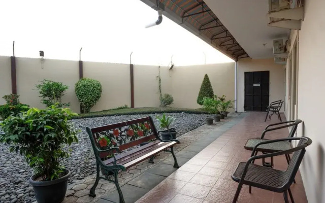 RedDoorz near GOR Satria 3