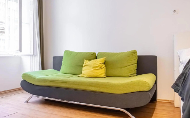 Comfortable 2BR Apt. Central and Well Connected