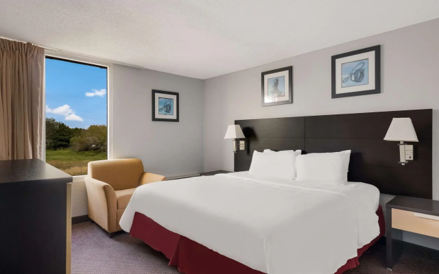 Alice-Days Inn  Golfing Area