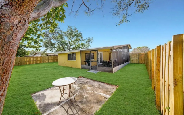 Yellow house in Davie