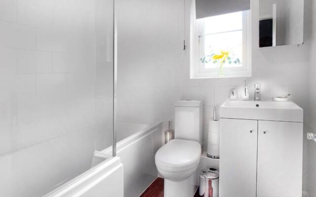 Wokingham - 2 Bed Stylish House, Central - Parking