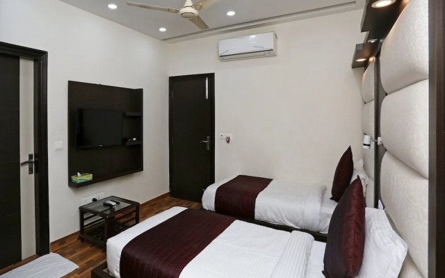 OYO 14389 Diplomat Suites
