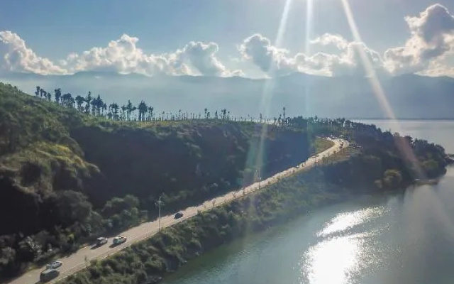 Jingyu Sunset Seaview Resort Hotel (Dali Erhai Branch) – Outside – Dali