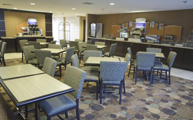 Holiday Inn Express Hotel & Suites Colby