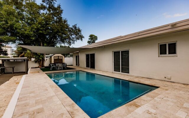 Stylish Aventura Home With Pool on Intercostal