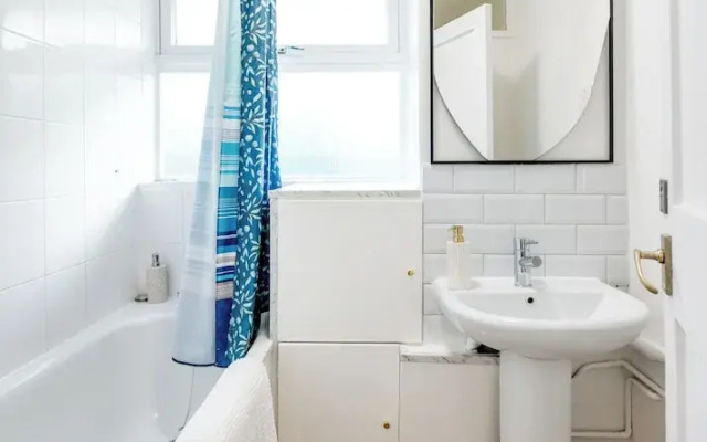 Cozy 2 bedroom flat- Heart of Victoria