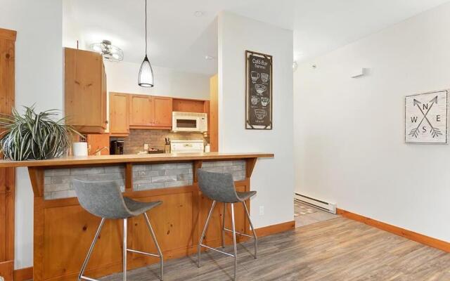 Les Eaux 225-1 by Escapades Tremblant