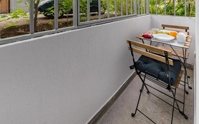 Comfort.Chic.Charming Apt with Terrace near NDK