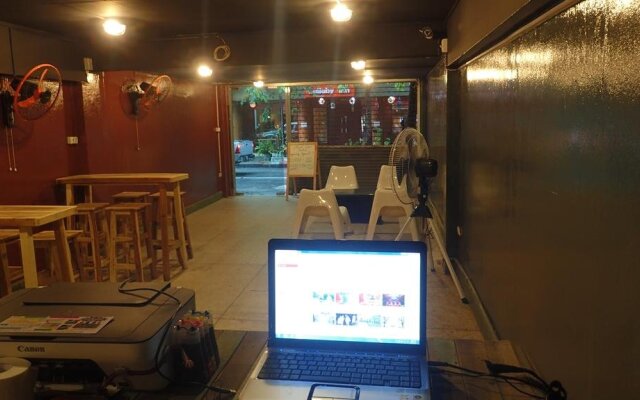 Mad Cow Hostel Si Lom