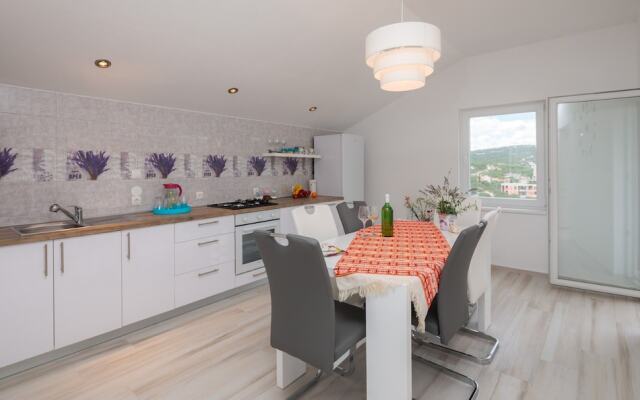 A8 - Modern apt With Terrace, 3 min Walk to Beach