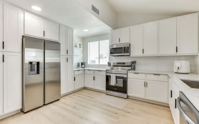 Glendale Home w/ Pool, Basketball + Bbq!
