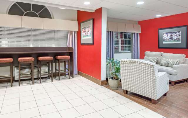 Microtel Inn & Suites by Wyndham Tuscaloosa Near University