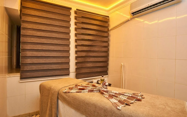 Hotel Adonis Palace
