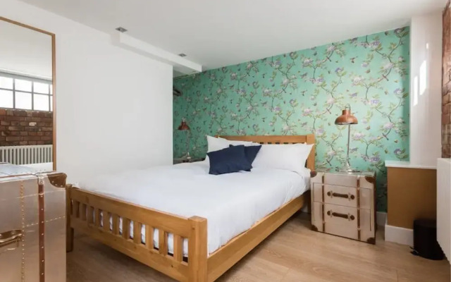 The Warehouse Loft - Trendy Converted Warehouse 3bdr
