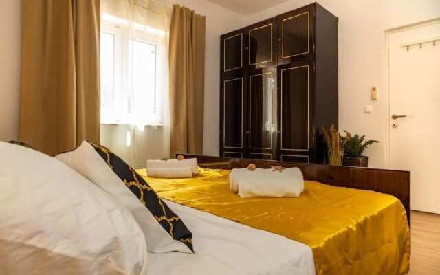 Villa Akulica With Heated Outdoor Pool and Seaview