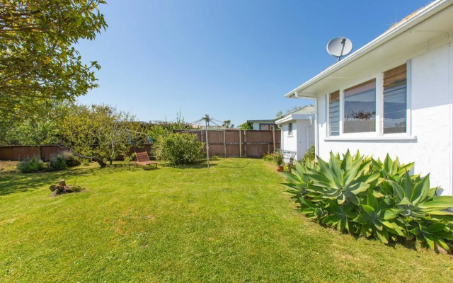 Lorenzen Bay Bungalow - Raglan Holiday Home