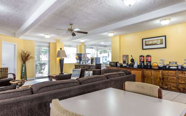 Econo Lodge Byron near Historic District - Warner Robins