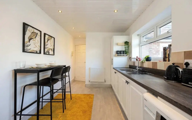 Spacious Apartment Near MCR Airport