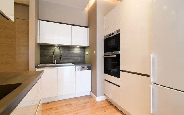 142m² Bright Alimos Apartment with Marina View