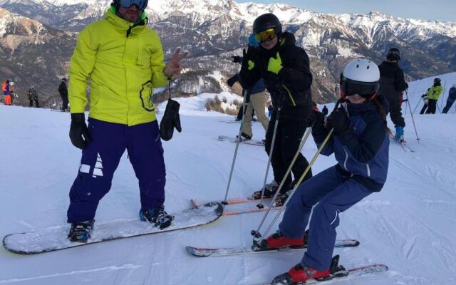 Skis Aux Pieds Station 1800 Dame Blanche
