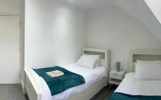 Spacious 4-bed House - Sleeps 11, Garden & Parking