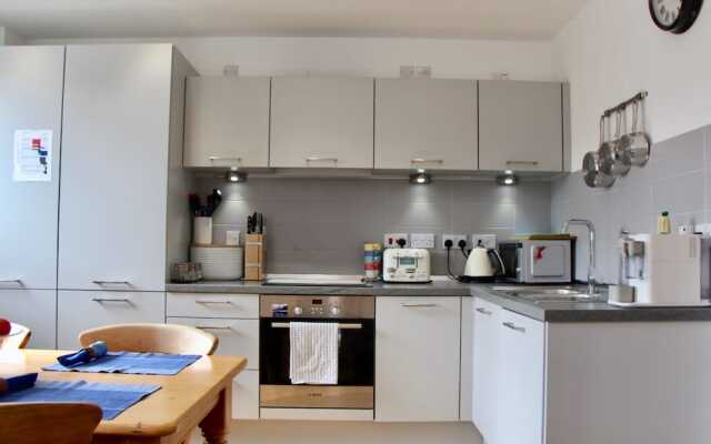 2 Bedroom Edinburgh Apartment In Great Location