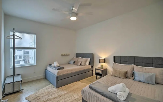 Downtown Houston Townhome w/ Balcony + Yard!