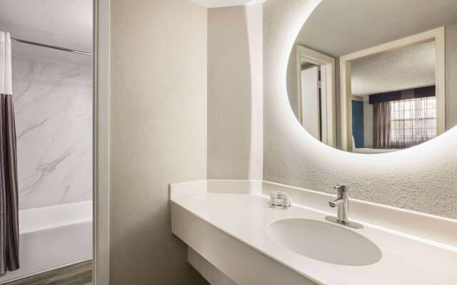 La Quinta Inn by Wyndham San Antonio I-35 N at Toepperwein