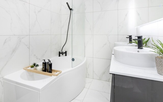 2 Bedrooms Apartment in Central London