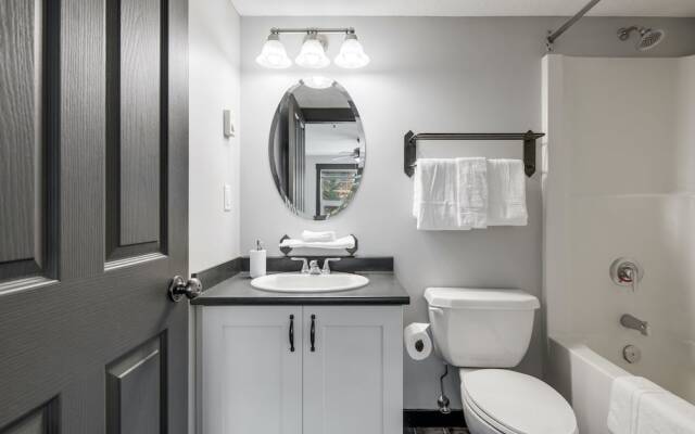 LARGE 3-Br 3-Ba | Ski In/Out | Pool & Hot Tubs | Central Upper Village Location