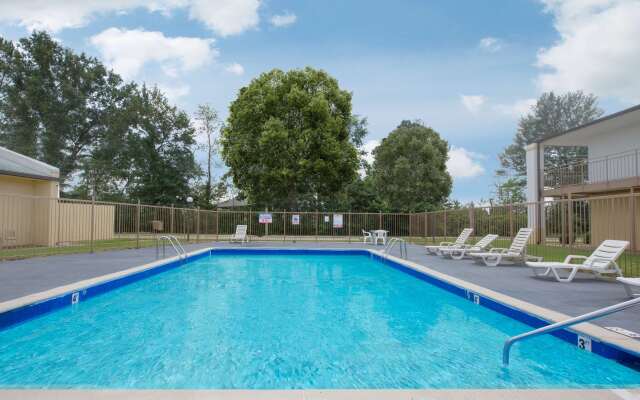 Super 8 by Wyndham Brinkley