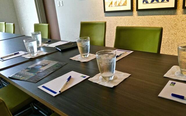 Holiday Inn Express & Suites Oswego by IHG