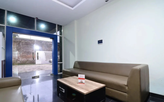 RedDoorz near Museum Keraton Surakarta
