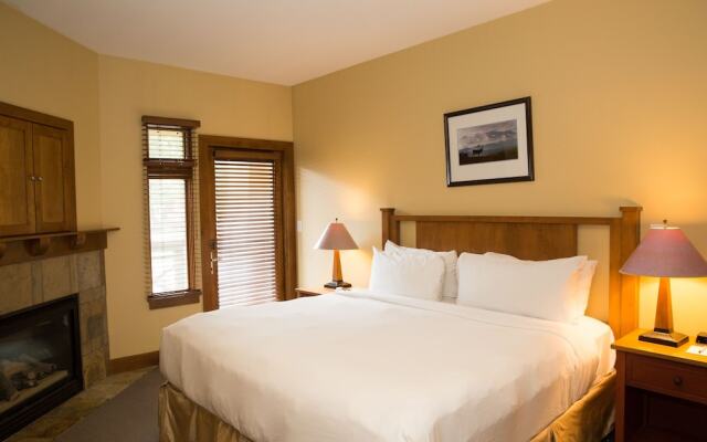 Updated 2 Bedroom -Fireplace & Balcony by RedAwning