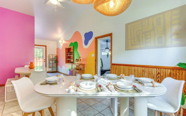 Retro-tropical Pensacola Home - 3 Mi to Downtown!