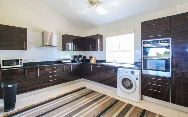Poolside Apartment 5 Mins From Beach - Lantana 15 By Bsl Rentals