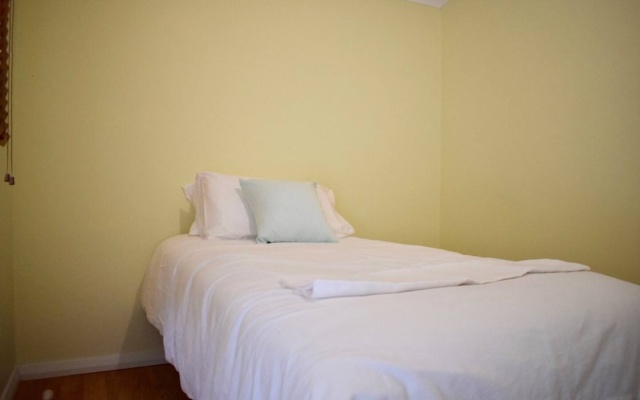 Stylish Cute Cottage in McMahons Point – Guest Rooms – Sydney