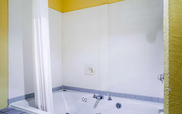 Rodeway Inn & Suites