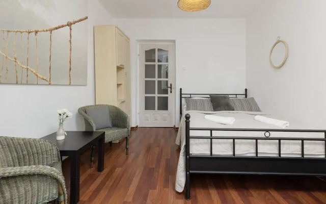 Warsaw Airport Apartment by Renters