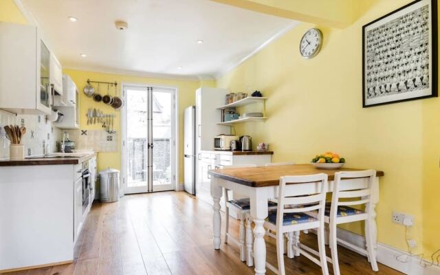 Spacious, Charming 3bd W/Balcony in Kennington