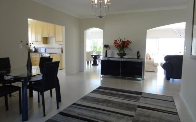 Stunning 3-bed Lakeside Villa With Private Pool