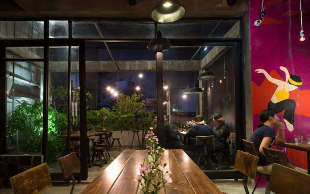 YOLO Hostel n Bar