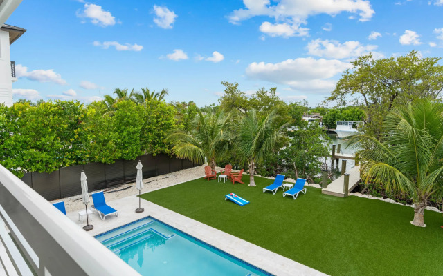 Emerald Oasis Lux Waterfront Gem Pool Kayaks