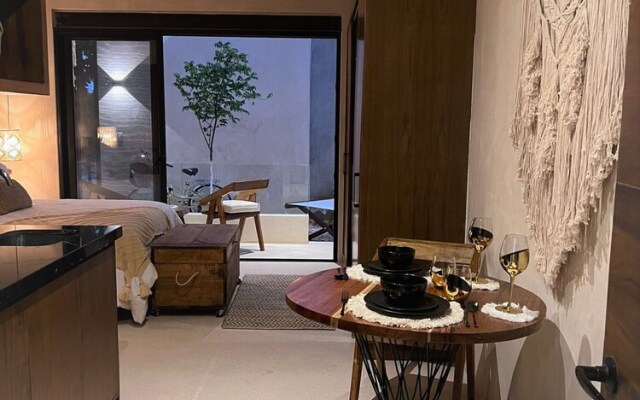 Stylish and Bright Studio Near the Pool