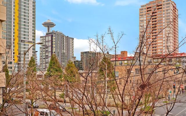 Belltown Court Space Needle Studio with Balcony