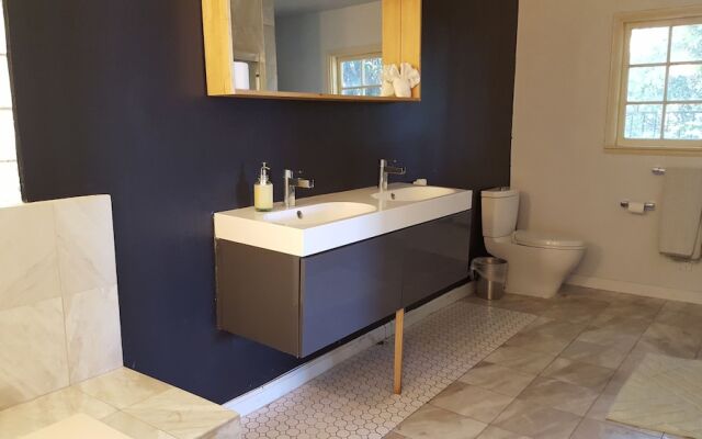 4 Bedroom Celebrity House with Pool & City View