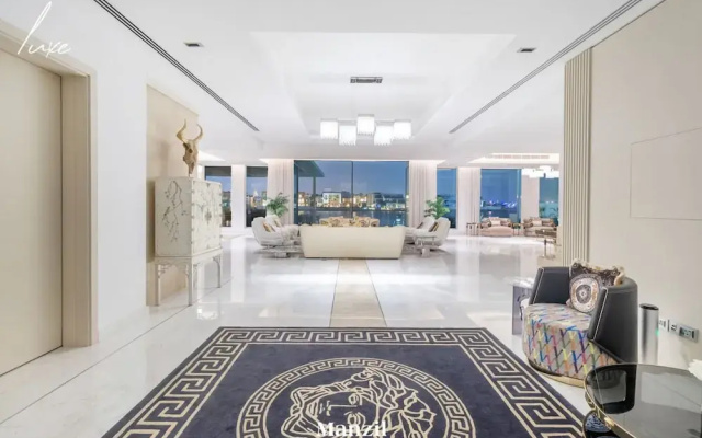 Beachfront 5BR Villa w Jacuzzi Pool on the Palm