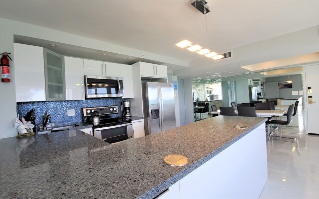 Alexander 1401 3 Bedroom Apts by RedAwning