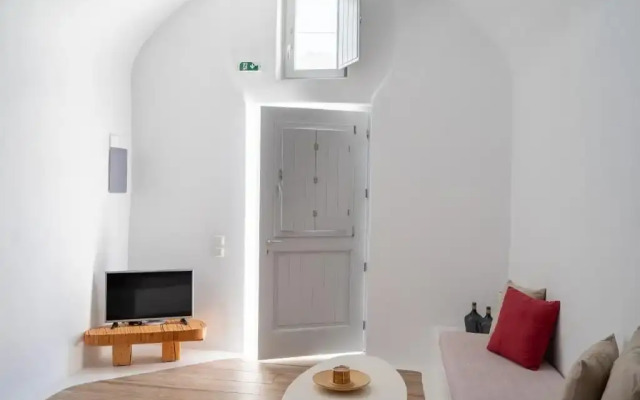 Karpimo & Fertimo Suites Santorini